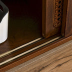Walnuss 59 TV-Ständer mit offenen Regalen und Rattan-Schranktüren für TVs bis zu 65 Zoll